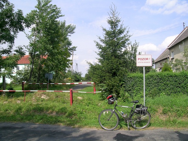 Hier - beisipelweise - das historische Foto (Juli 2005) von Jarnoltow / Dürr Arnsdorf. Alte Dorfstrasse gesperrt, kein Durchgang erlaubt. Hier - beisipelweise - das historische Foto (Juli 2005) von Jarnoltow / Dürr Arnsdorf. Alte Dorfstrasse gesperrt, kein Durchgang erlaubt.