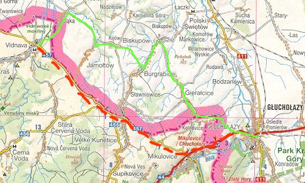Um weiter nach Glucholazy / Ziegenhals zu kommen, müssten wir auf der tschechische Seite bleiben und eine Hauptstrasse entlang der Grenze zu nehmen, die quer durch einen Hügelgebiet führt. Jetzt geht es viel bequemer - am Bächer entlang durch weitere hübsche Dörfer... Um weiter nach Glucholazy / Ziegenhals zu kommen, müssten wir auf der tschechische Seite bleiben und eine Hauptstrasse entlang der Grenze zu nehmen, die quer durch einen Hügelgebiet führt. Jetzt geht es viel bequemer - am Bächer entlang durch weitere hübsche Dörfer...