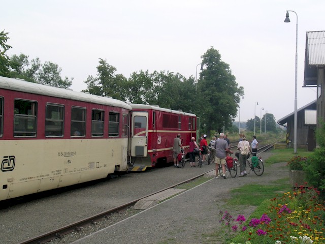 Und in wenigen Kilometer erreichen wir den Bahnhof Osoblaha / Hotzenplotz wo eine abenteuerliche Fahrt mit der Schmalspurbahn beginnt. Und in wenigen Kilometer erreichen wir den Bahnhof Osoblaha / Hotzenplotz wo eine abenteuerliche Fahrt mit der Schmalspurbahn beginnt.