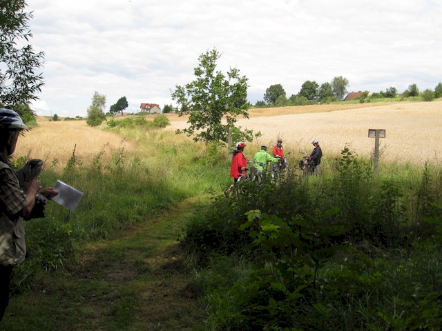 Und überqueren die kaum sichtbare "Grüne Grenze". In Hintergrund sieht man das polnische Dorf Laka / Wiesau wo wir eine Asphaltstrasse wieder erreichen Und überqueren die kaum sichtbare "Grüne Grenze". In Hintergrund sieht man das polnische Dorf Laka / Wiesau wo wir eine Asphaltstrasse wieder erreichen