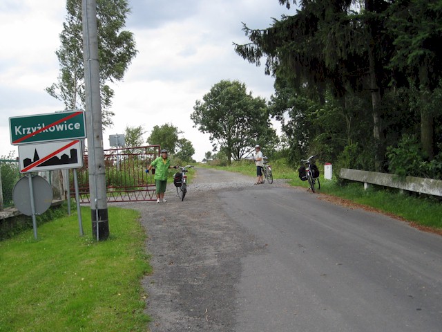 Die Grenze passieren wir hier - in Krzyzkowice / Kröschendorf Die Grenze passieren wir hier - in Krzyzkowice / Kröschendorf
