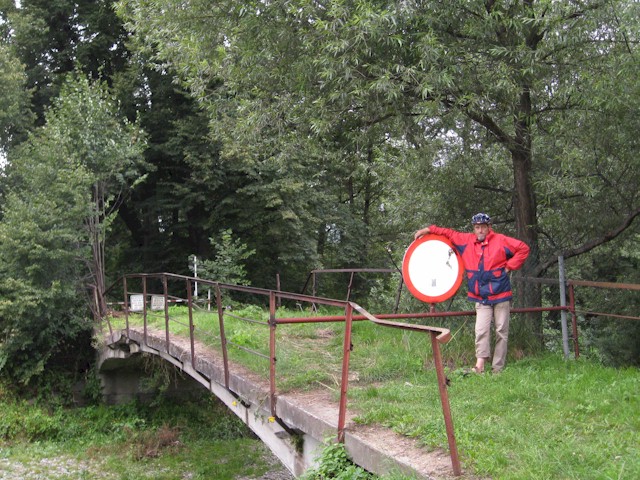 Letzter Abschnitt der Etappe (Albrechtice - Krnov) fürt am Grenzfluss Goldoppa entlang. Hier eine noch geschlossene Grenzbrücke Letzter Abschnitt der Etappe (Albrechtice - Krnov) fürt am Grenzfluss Goldoppa entlang. Hier eine noch geschlossene Grenzbrücke