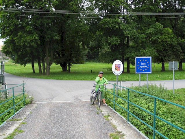 Die andere "Schengen-Brücken" sind aber offen - wir können mal auf polnische, mal auf tschechische Seite fahren. (Bisher nur auf tschechische - dann müssten wir für einige Kilometer auf die belebte Autostrasse ausweichen) Die andere "Schengen-Brücken" sind aber offen - wir können mal auf polnische, mal auf tschechische Seite fahren. (Bisher nur auf tschechische - dann müssten wir für einige Kilometer auf die belebte Autostrasse ausweichen)